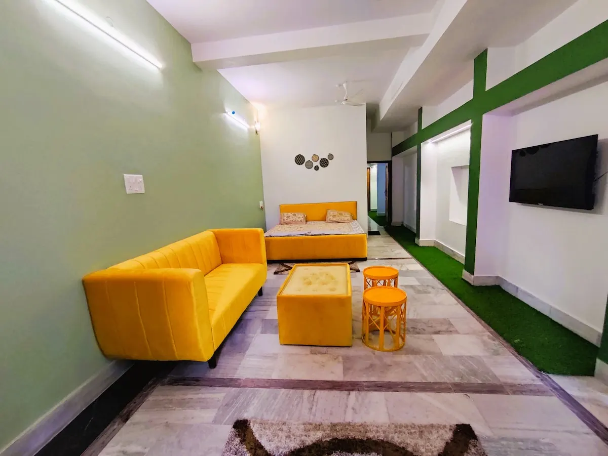 The Yellow House, Living room, Spacious Living Room + Double Bed